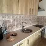 木屋 One Bedroom With Private Bathroom And Kitchen *